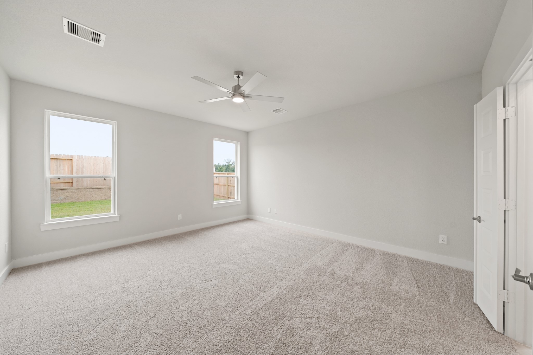 3319 Pin Cherry Lane Conroe, TX 77301 - Photo 14 of 30 an empty room with windows and closet