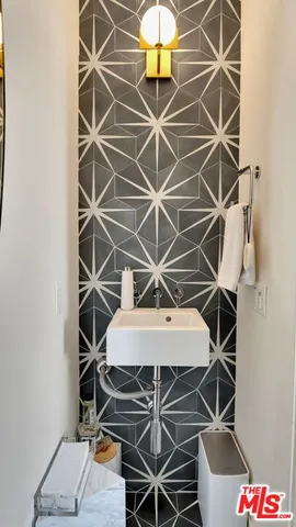 $1,575,000 | 9009 Lloyd Place, West Hollywood, CA 90069