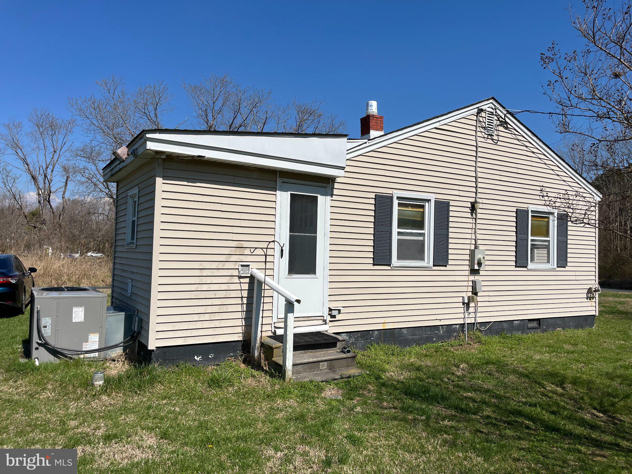 West side view, entry to porch & kitchen