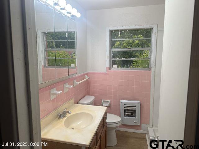 2205 Pine Tree Road Longview, TX 75604 - Photo 15 of 20 a bathroom with a sink toilet and window