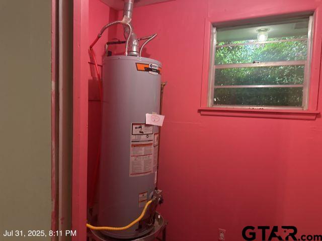 2205 Pine Tree Road Longview, TX 75604 - Photo 4 of 20 a bathroom with a toilet and a sink