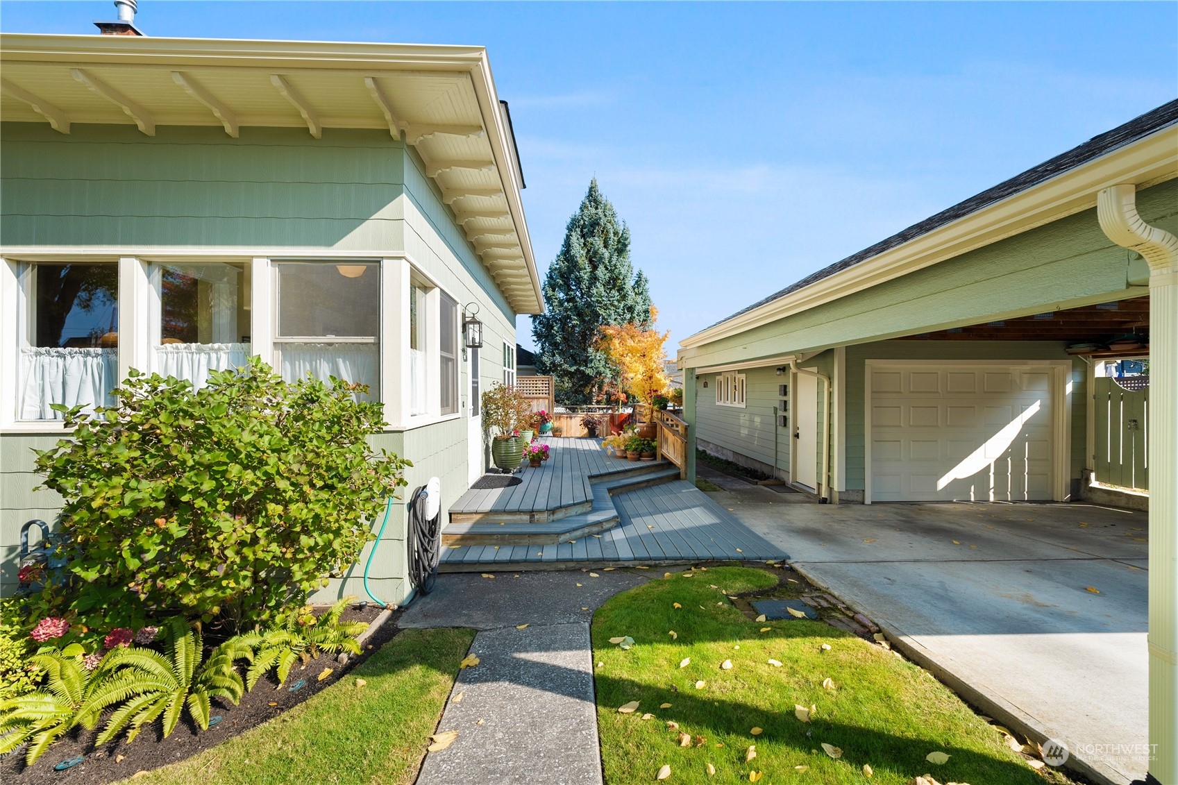 1317 9th Street Anacortes, WA 98221 - Photo 34 of 38 a front view of a house with garden