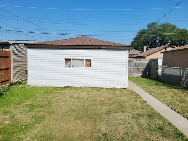 a view of a backyard