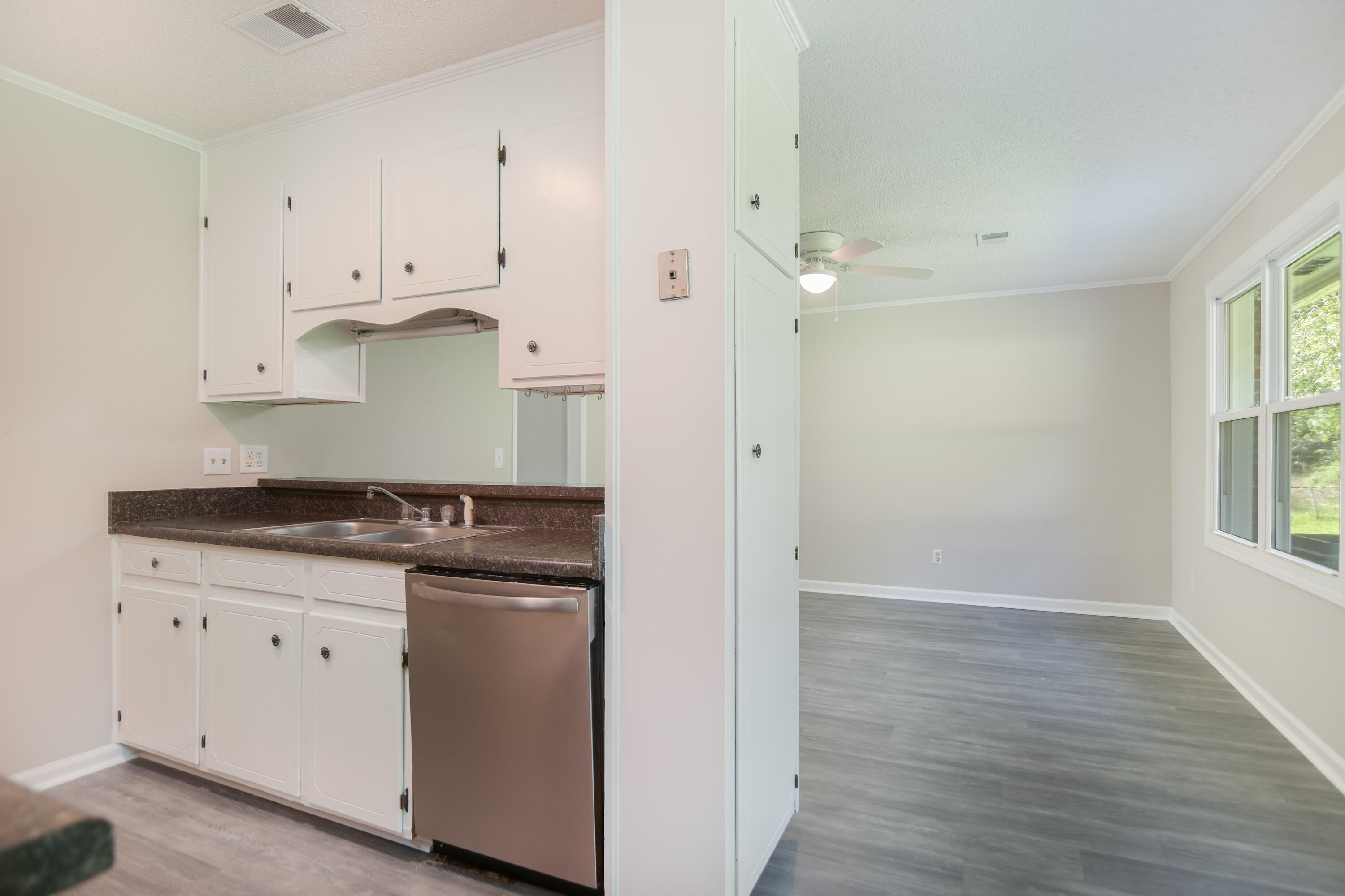 125 Waring Road Summerville, SC 29485 - Photo 5 of 15 IMG_9288-Edit