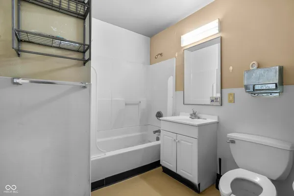 $629,900 | 8560 North College Avenue, Indianapolis, IN 46240