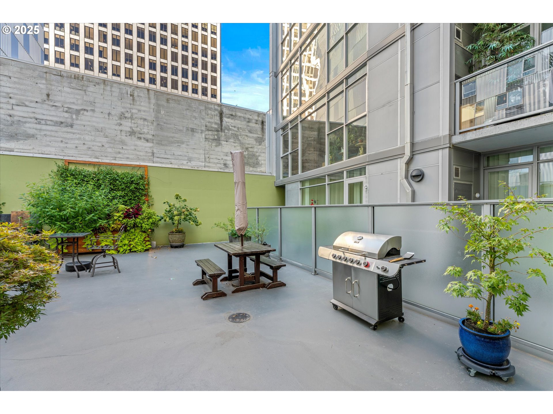 533 Northeast Holladay Street, Unit 605 Portland, OR 97232 - Photo 34 of 42 a backyard of a house with table and chairs