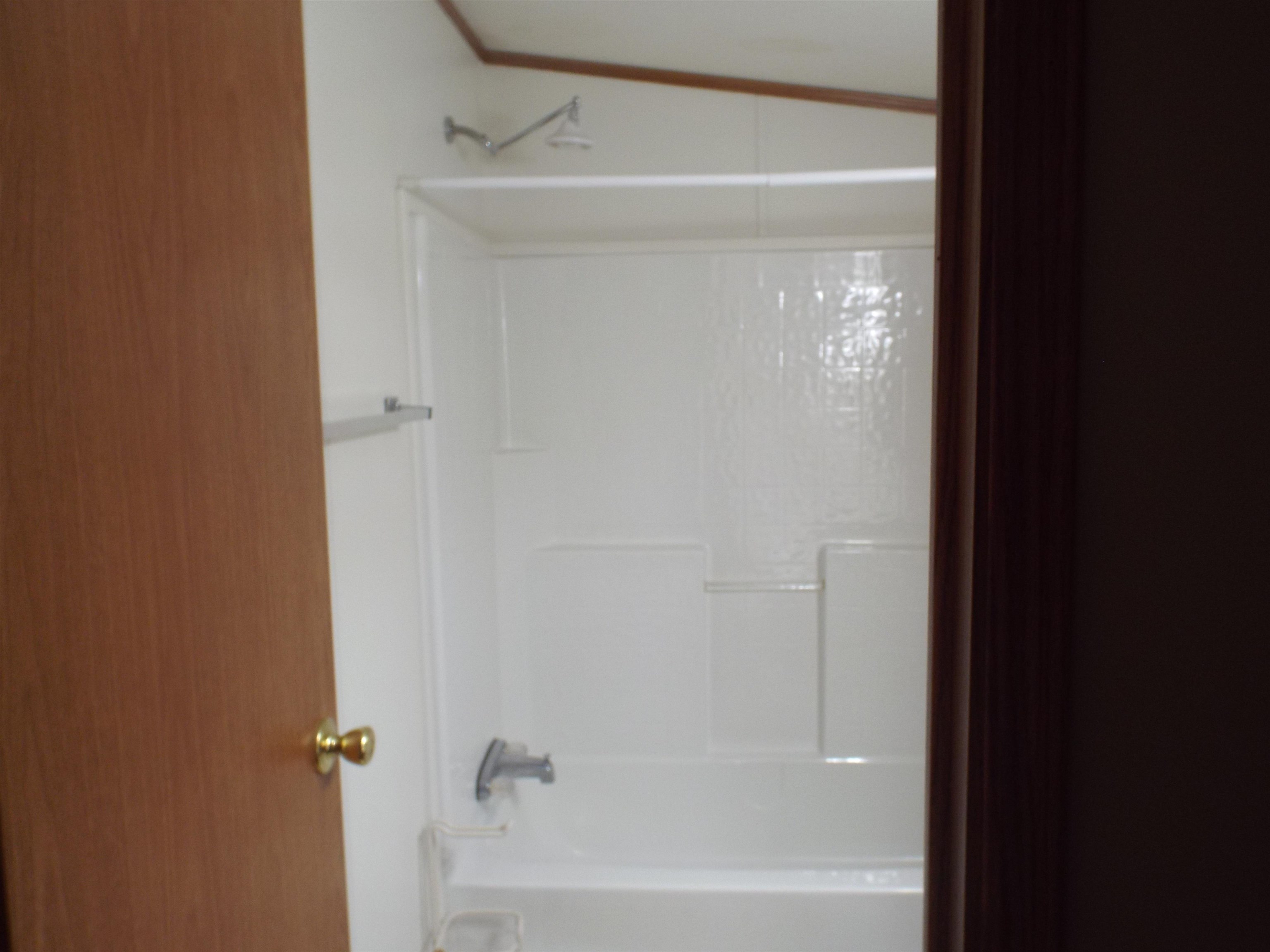 108 Starlight Drive Freeport, IL 61032 - Photo 12 of 19 a bathroom with a bathtub