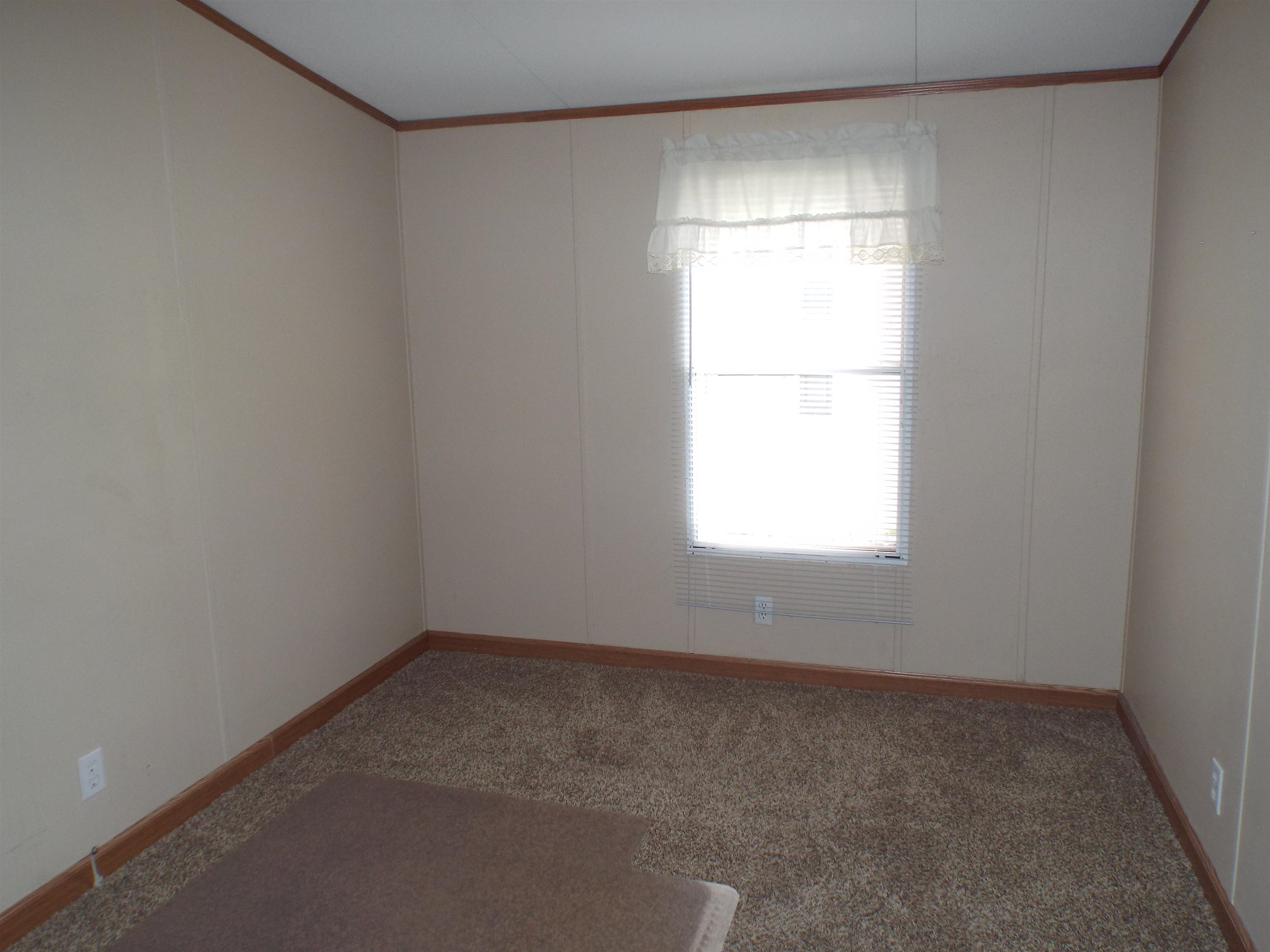 108 Starlight Drive Freeport, IL 61032 - Photo 7 of 19 an empty room with a window