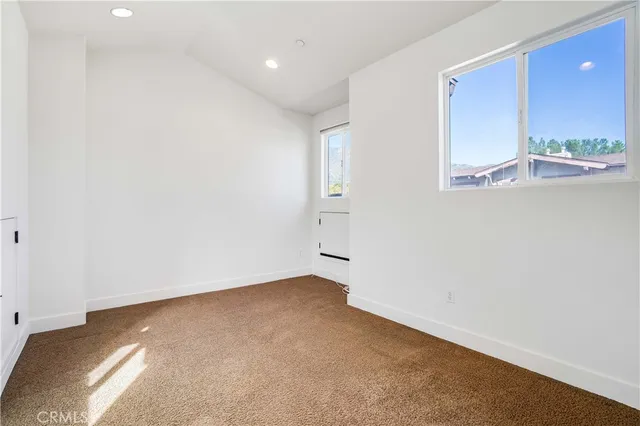 $885,000 | 6300 Honolulu Avenue, Unit 205, La Crescenta, CA 91214