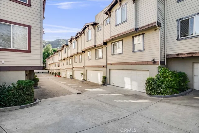 $885,000 | 6300 Honolulu Avenue, Unit 205, La Crescenta, CA 91214