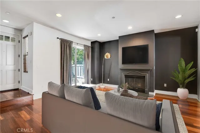 $885,000 | 6300 Honolulu Avenue, Unit 205, La Crescenta, CA 91214