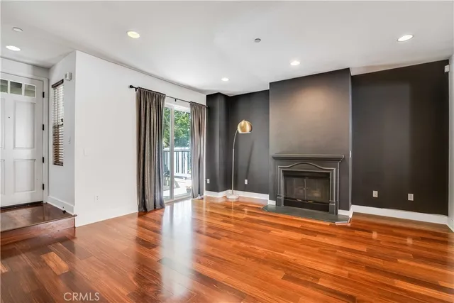 $885,000 | 6300 Honolulu Avenue, Unit 205, La Crescenta, CA 91214