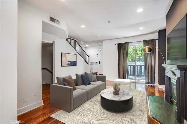 $885,000 | 6300 Honolulu Avenue, Unit 205, La Crescenta, CA 91214