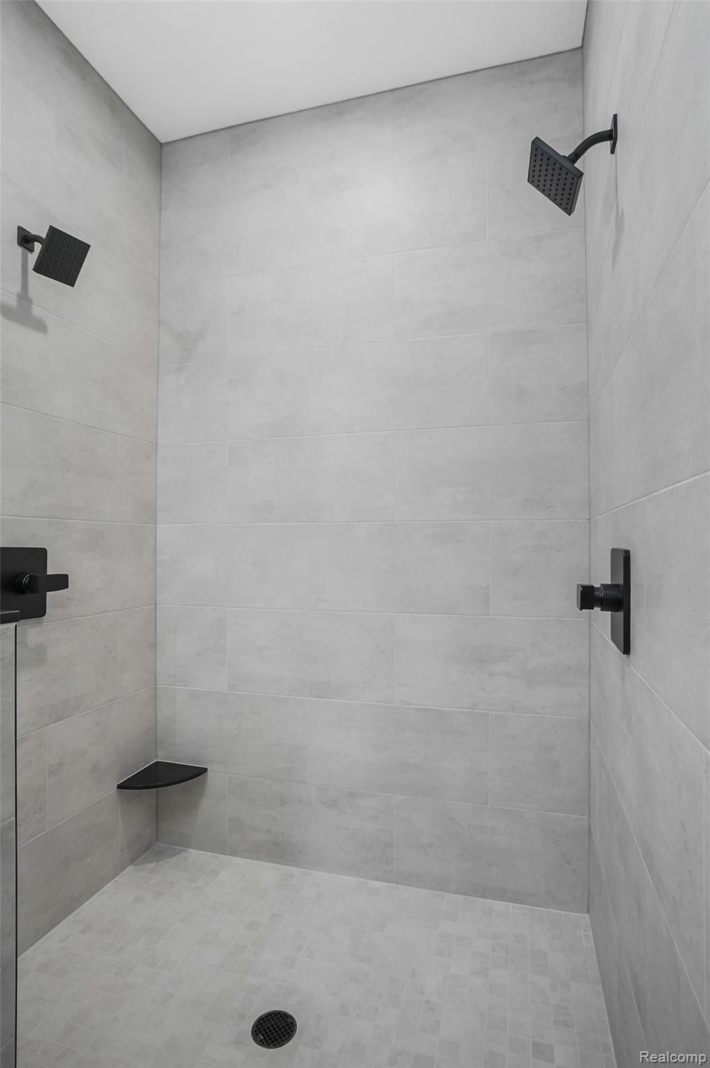 9033 Copper Ridge Drive Davison, MI 48423 - Photo 15 of 29 Full bath with tiled shower
