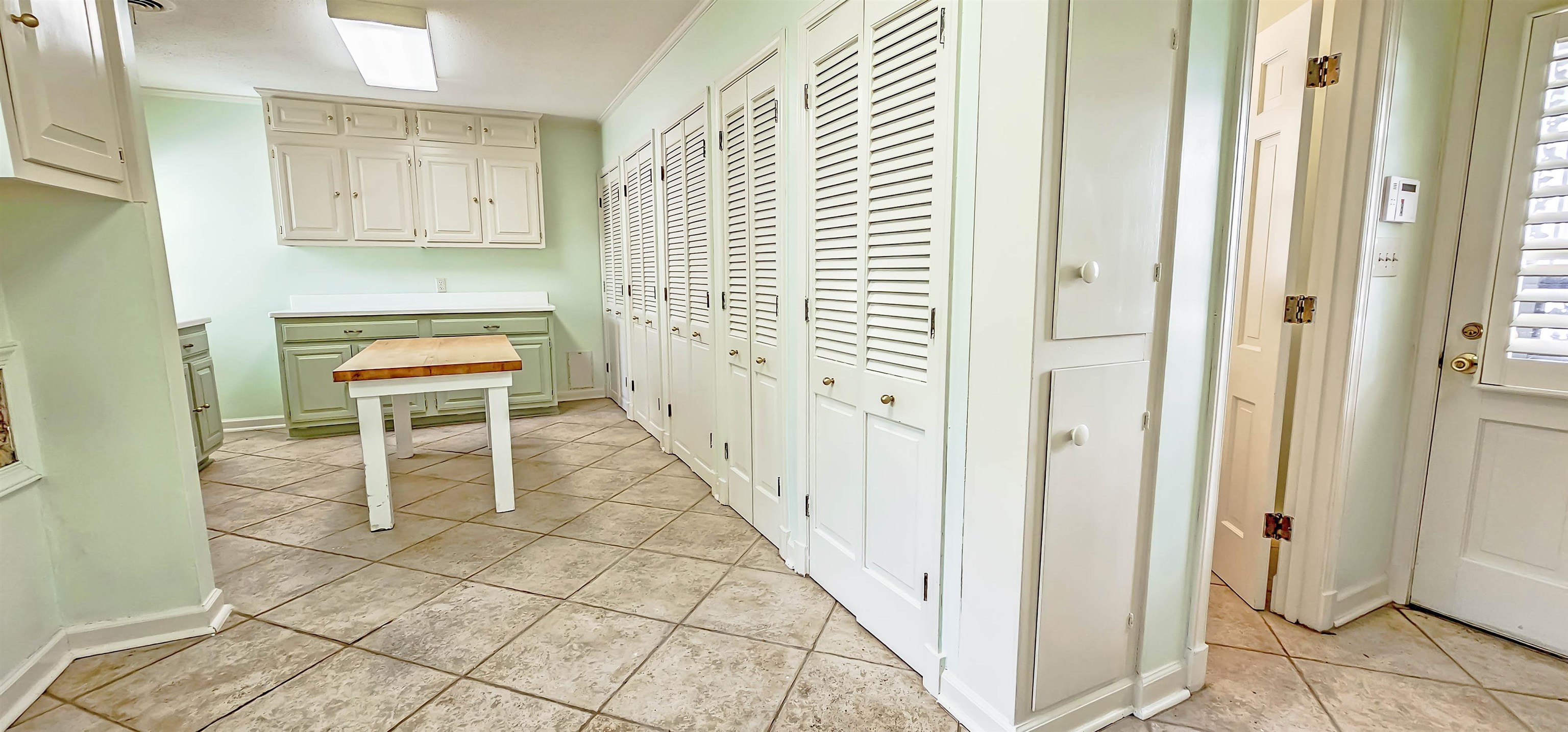 154 Perkins Extension Memphis, TN 38117 - Photo 11 of 40 a view of a hallway with seating area