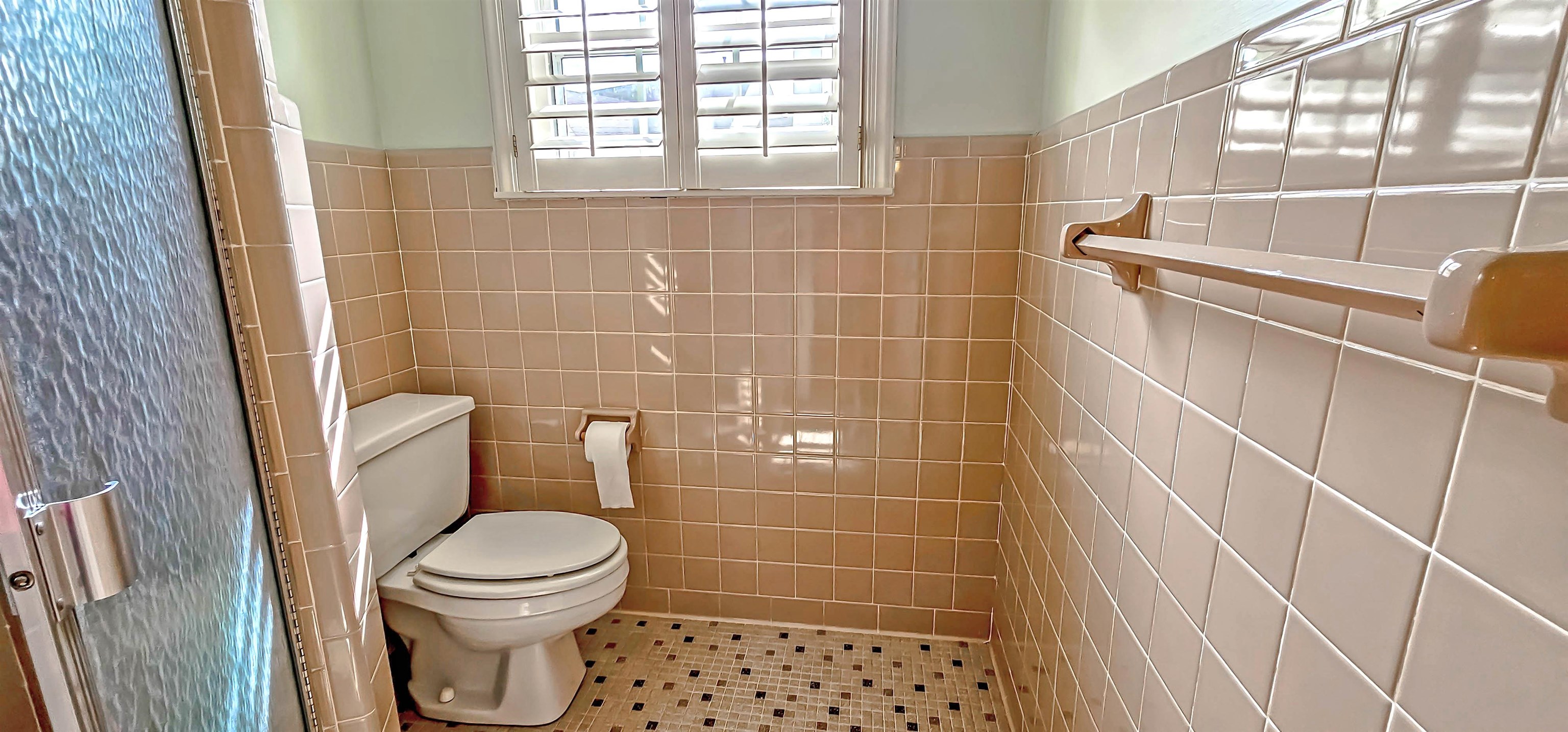 154 Perkins Extension Memphis, TN 38117 - Photo 33 of 40 a bathroom with a toilet a sink and a shower