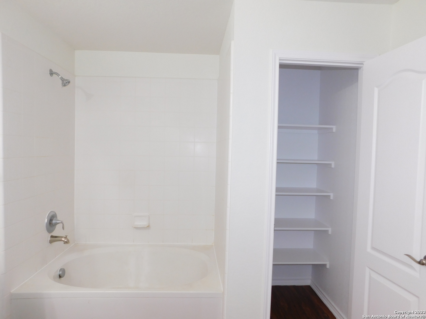 4302 Crystal Bay San Antonio, TX 78259 - Photo 25 of 32 a bathroom with a bathtub