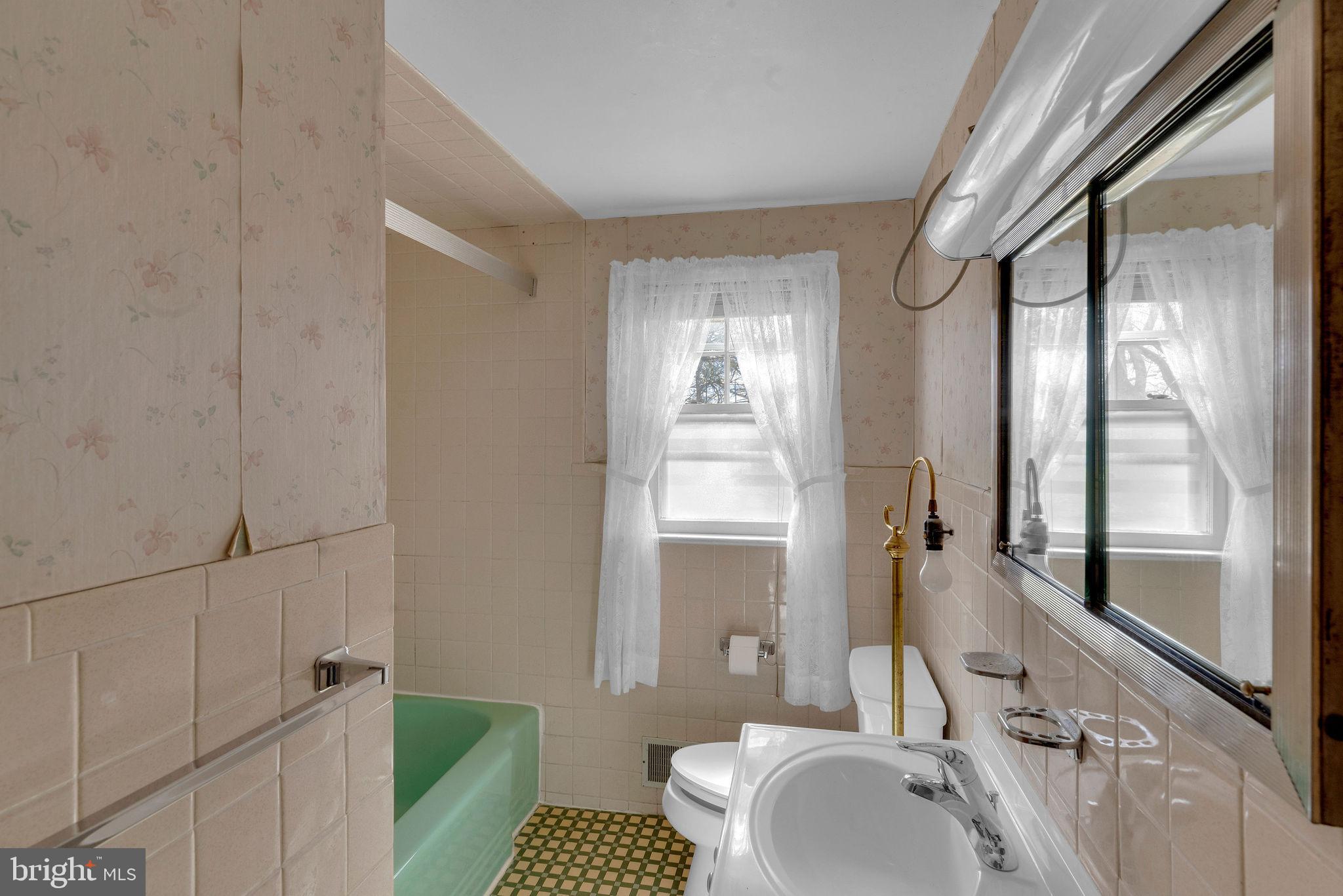 265 Edinburg Road Hamilton, NJ 08619 - Photo 11 of 17 Upstairs Bath