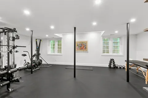 $6,350,000 | 8 Barclay Court, East Hampton, NY 11937