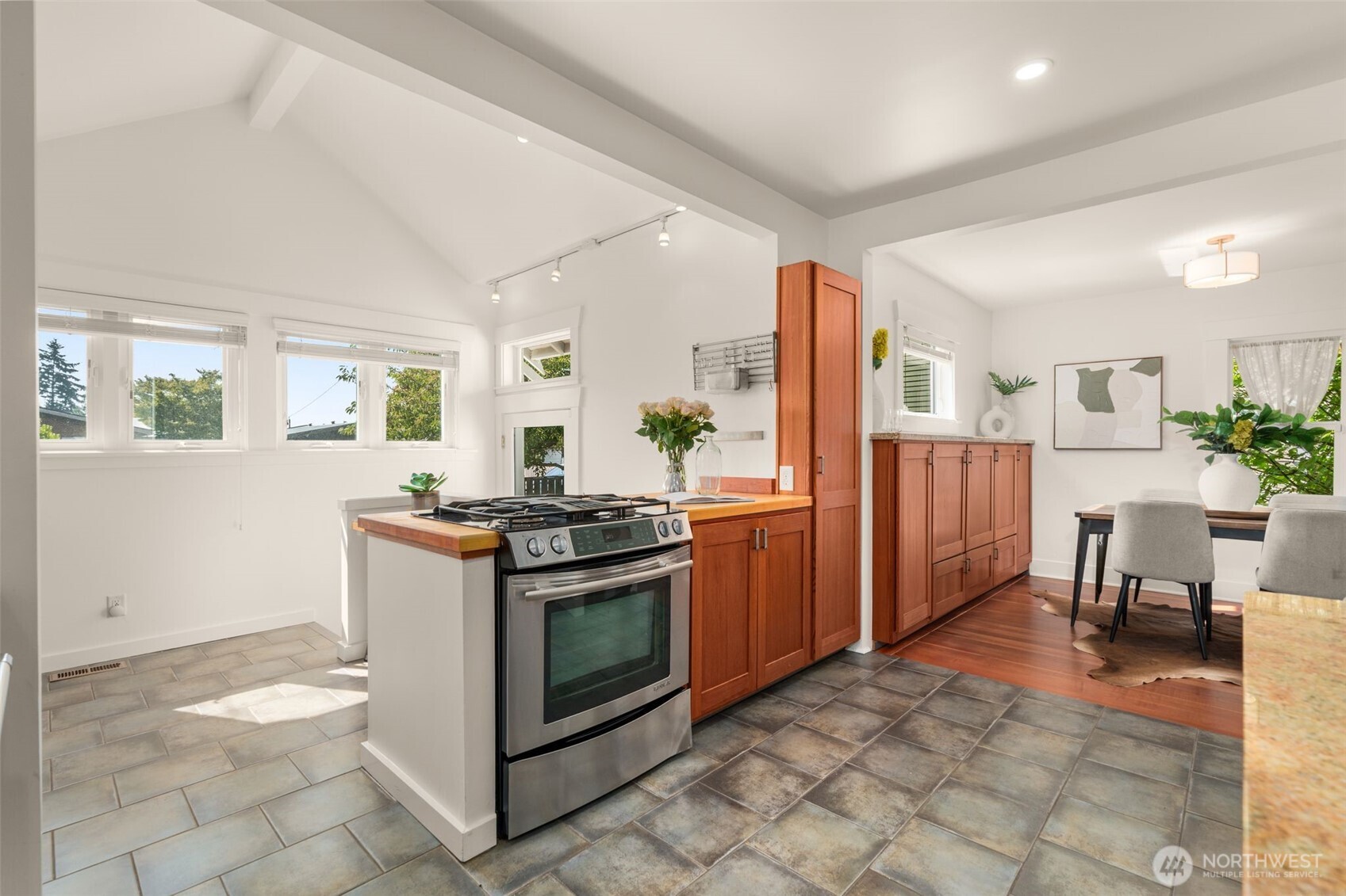 4037 52nd Avenue Southwest Seattle, WA 98116 - Photo 12 of 26 Gallery Image 12