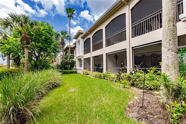 a view of an house with backyard and garden