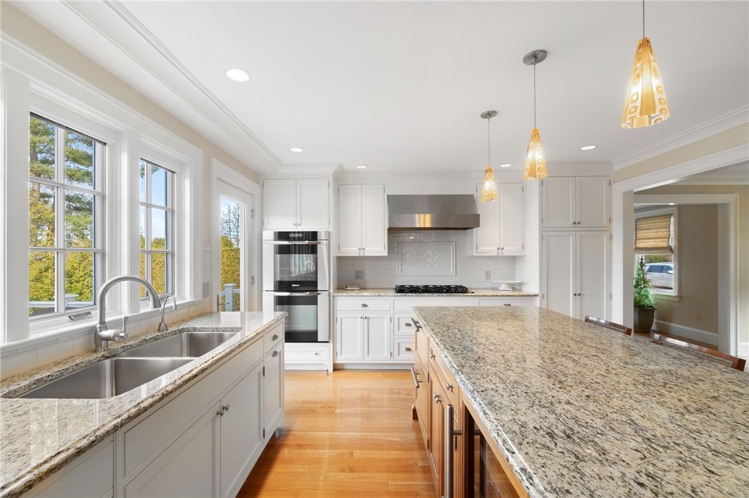 40 Applewood Road Cranston, RI 02920 - Photo 10 of 48 Kitchen