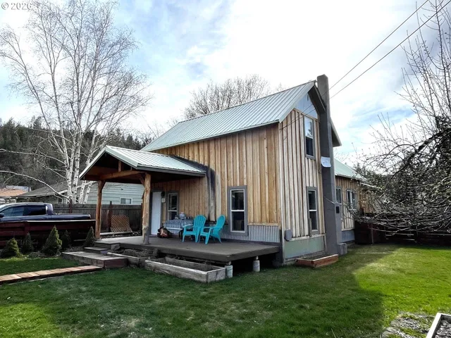 a view of a car park in front of house