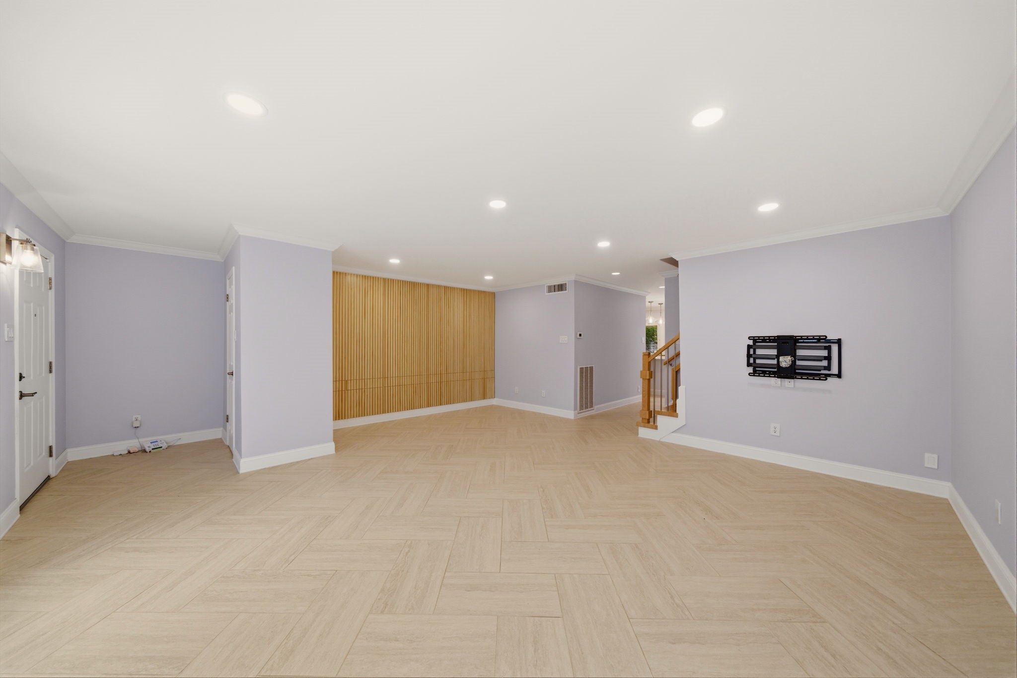 6452 Burgoyne Road, Unit 100 Houston, TX 77057 - Photo 7 of 44 a view of an empty room with a window
