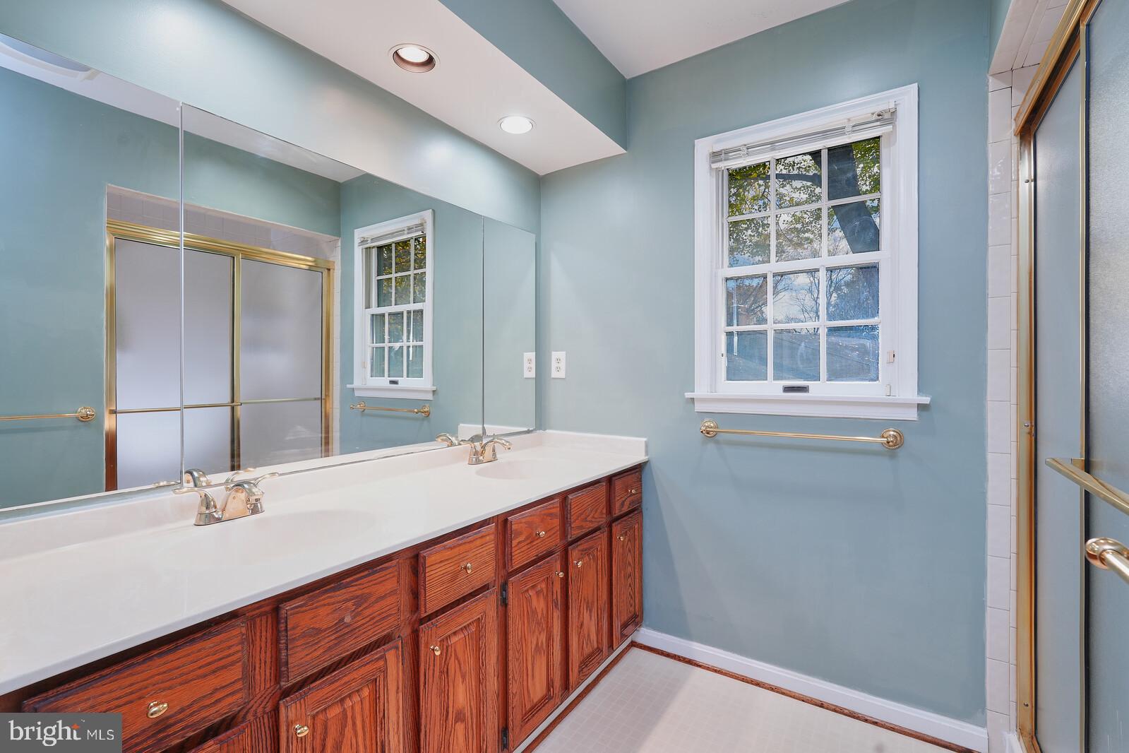 225 Rolling Road Gaithersburg, MD 20877 - Photo 33 of 59 Primary Bathroom