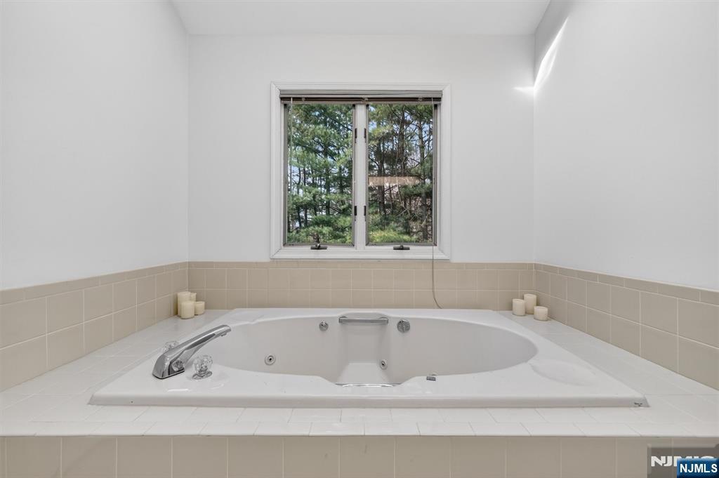 18 Stonewall Court Mahwah, NJ 07430 - Photo 32 of 50