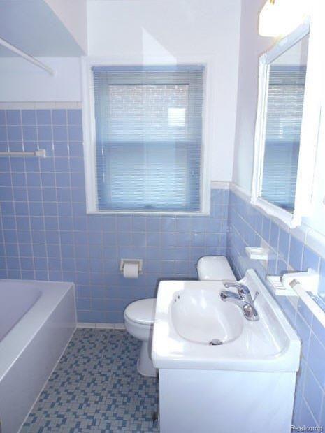 15025 Champaign Road Allen Park, MI 48101 - Photo 11 of 17 Ceramic tile main bath
