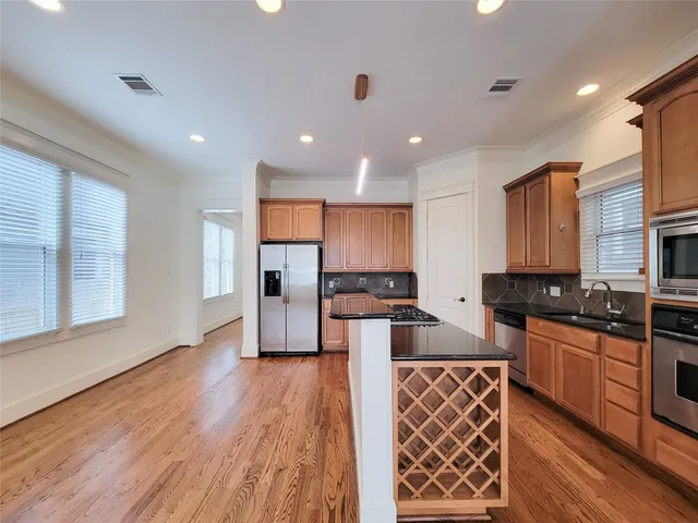 $4,000 | 704 East 9th Street, Houston, TX 77007