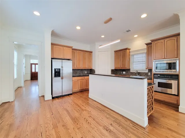 $4,000 | 704 East 9th Street, Houston, TX 77007