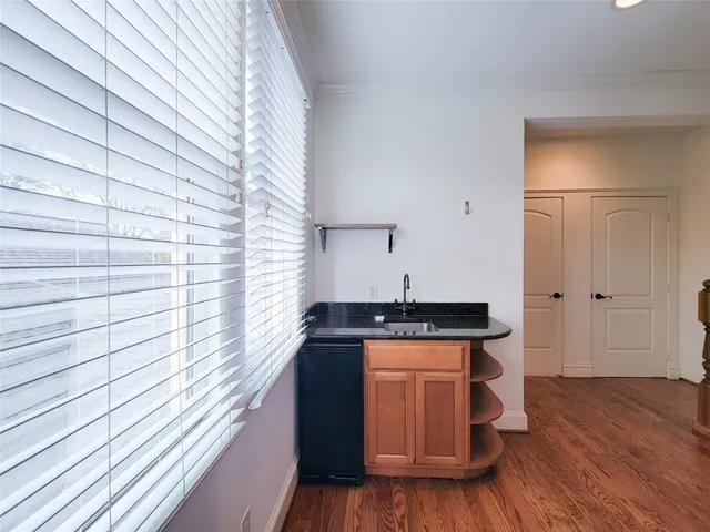 $4,000 | 704 East 9th Street, Houston, TX 77007