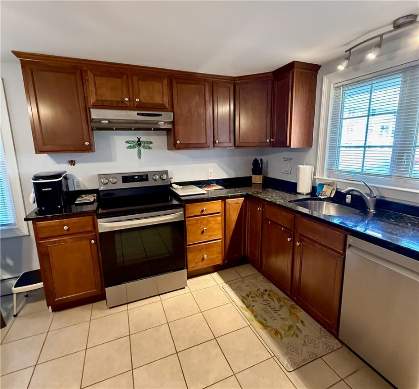 196 Bulgarmarsh Road Tiverton, RI 02878 - Photo 7 of 26