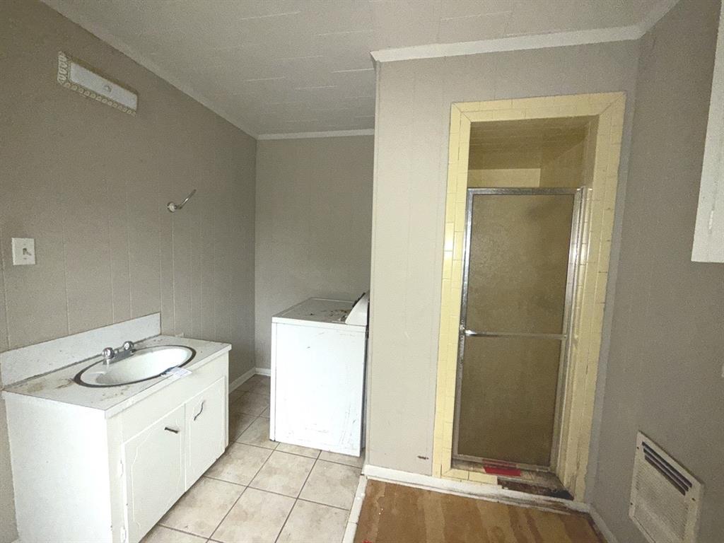 206 Summit Drive Gilmer, TX 75644 - Photo 14 of 23 a view of utility room with washer and dryer