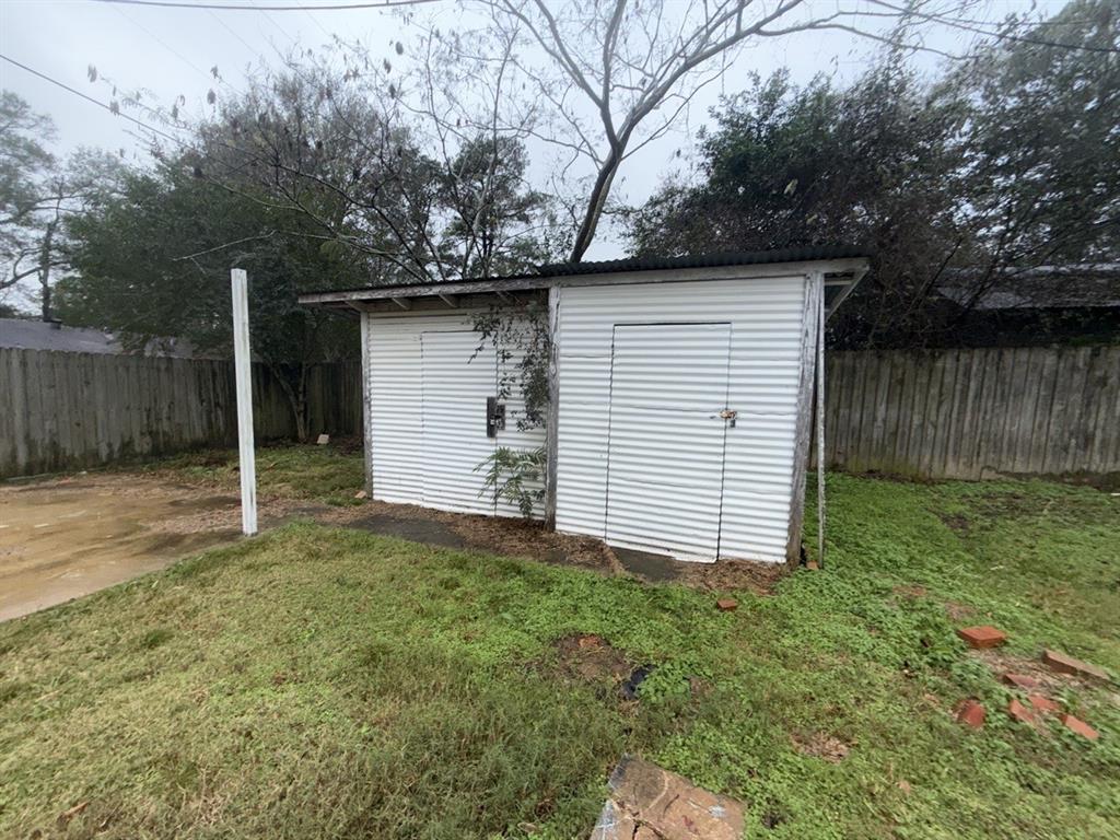206 Summit Drive Gilmer, TX 75644 - Photo 22 of 23 a backyard of a house with lots of green space