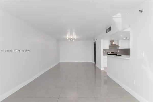 a view of empty room with a ceiling fan