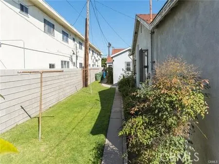 a view of a back yard of the house