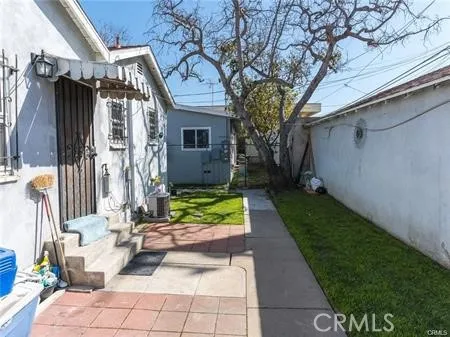a view of back yard of the house