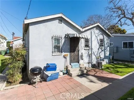a view of a house with backyard