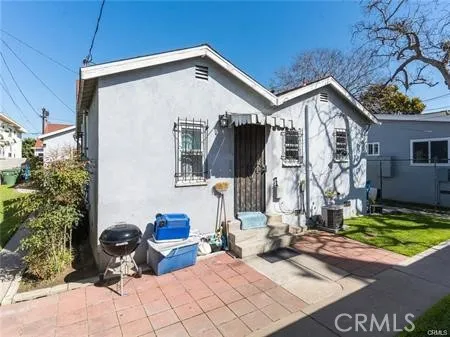 a view of a house with backyard