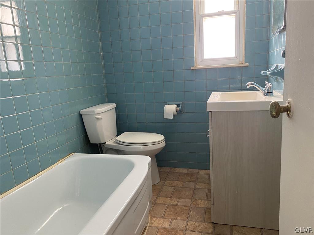 1517 Valley Road Bethlehem, PA 18018 - Photo 15 of 18 second floor hall bath