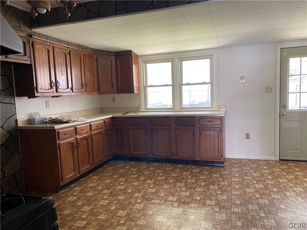 1517 Valley Road Bethlehem, PA 18018 - Photo 7 of 18 kitchen with lots of counter space and storage