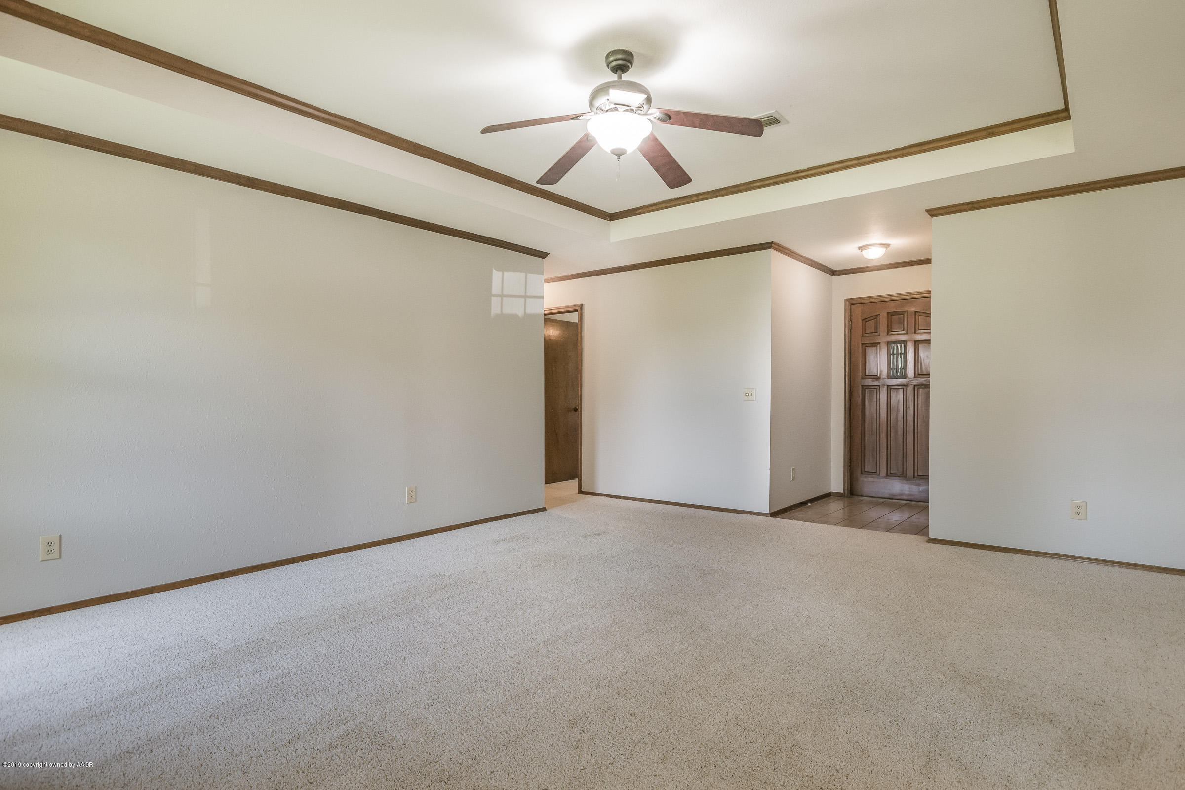 6803 Rochelle Lane Amarillo, TX 79109 - Photo 3 of 20 Living Room-2