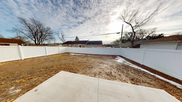 a view of a backyard