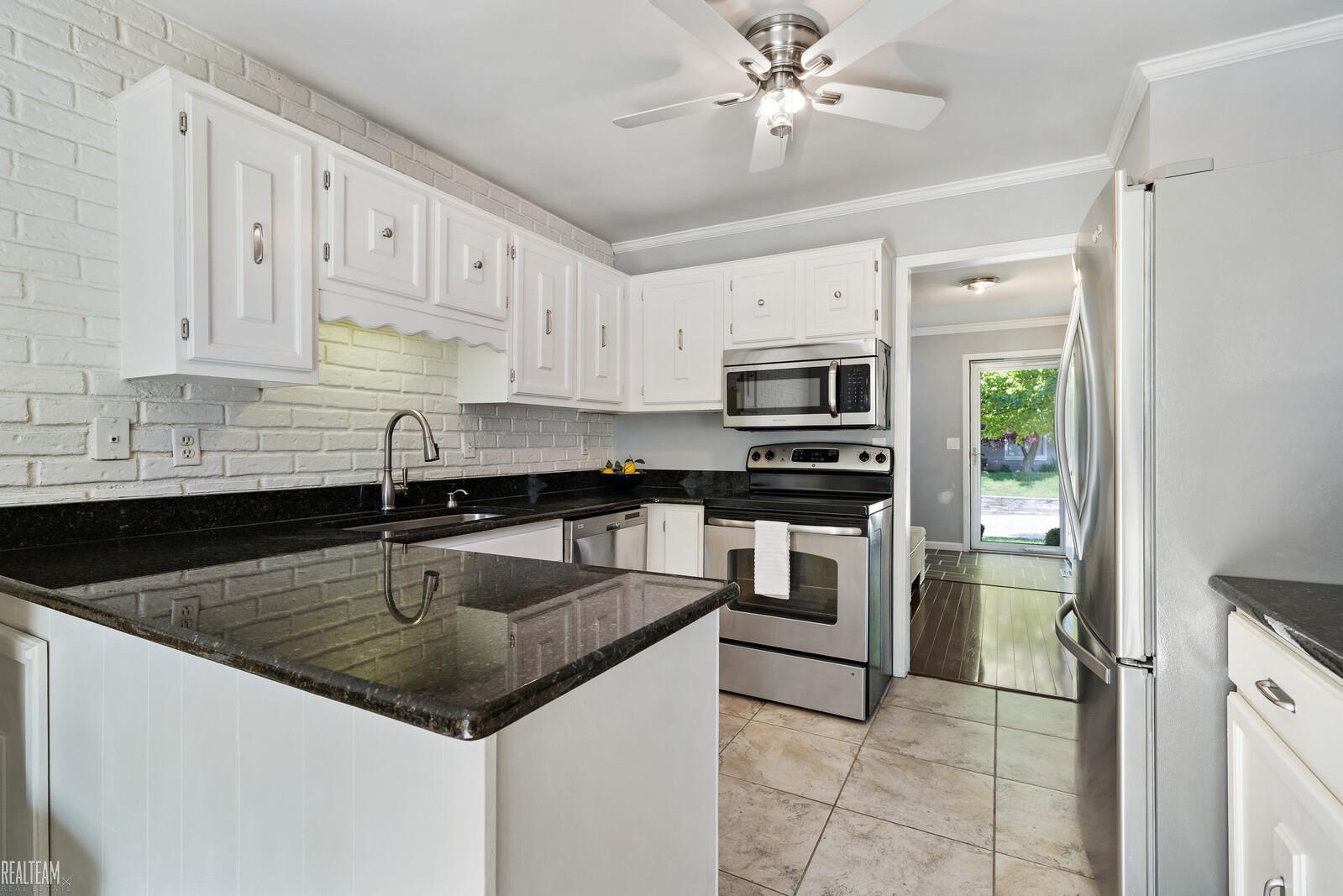 1285 Lamplighter Lane Rochester Hills, MI 48306 - Photo 15 of 39