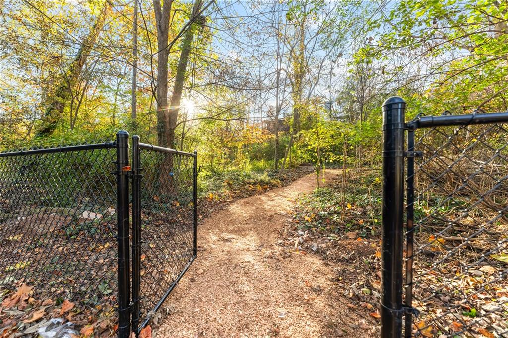 845 Ormewood Terrace Southeast, Unit C Atlanta, GA 30316 - Photo 29 of 37 a view of a yard with wooden fence and floor