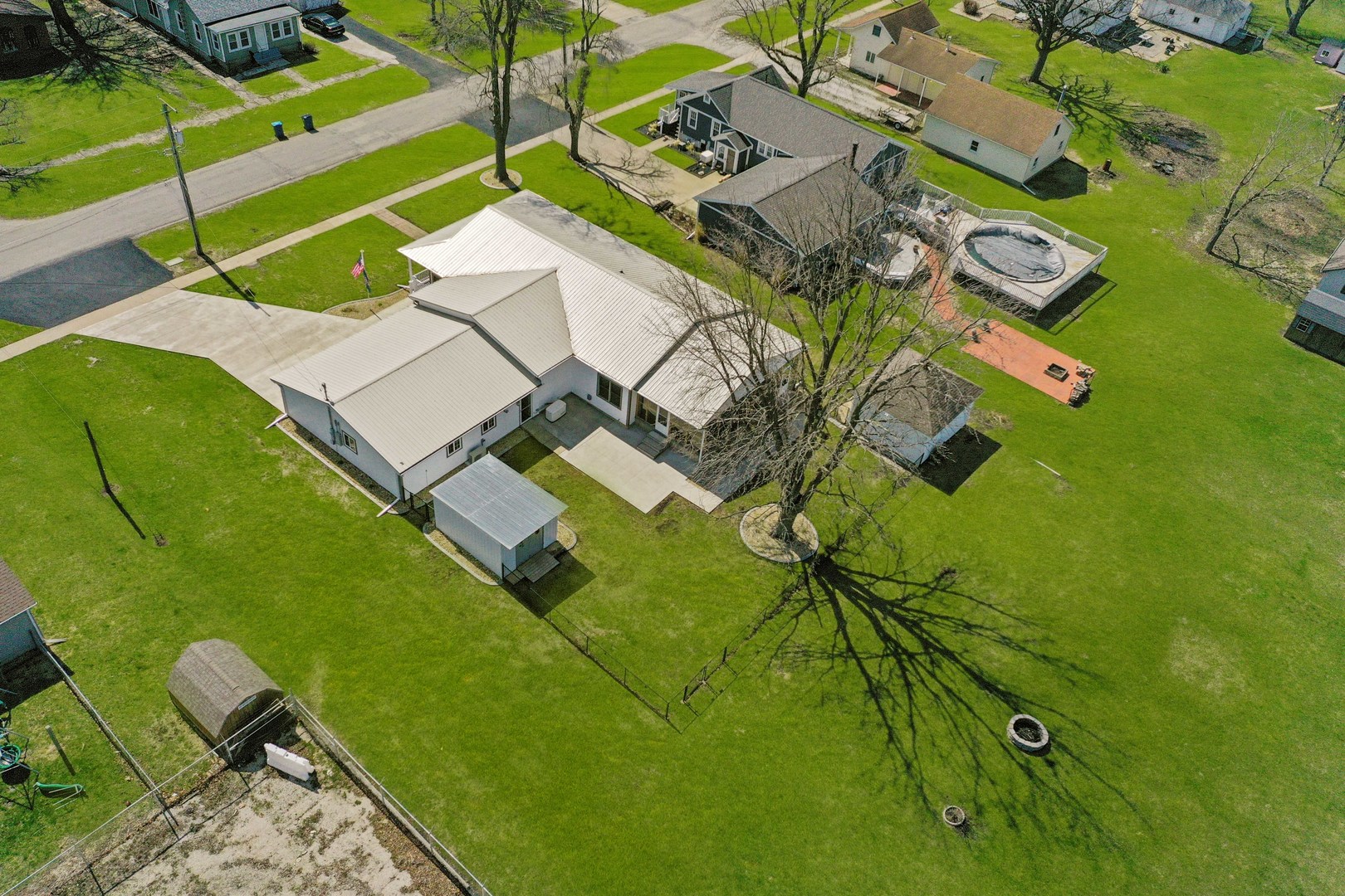 620 West 6th Street Minonk, IL 61760 - Photo 33 of 35 an aerial view of a house with garden space and street view