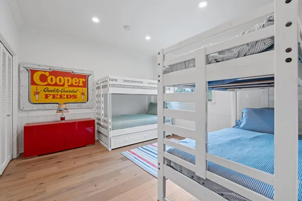 a view of livingroom with furniture